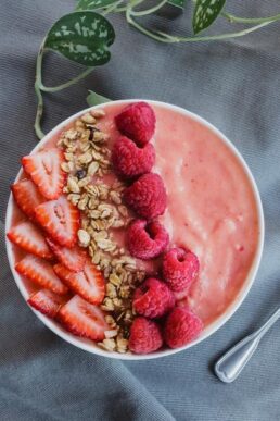 deliciously-dressed-smoothie-bowl-with-berries